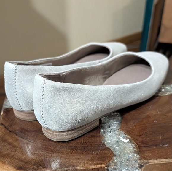TOMS Women's Briella Ballet Flats in Silver/Light Metallic Suede sz 7.5 - Picture 2 of 15